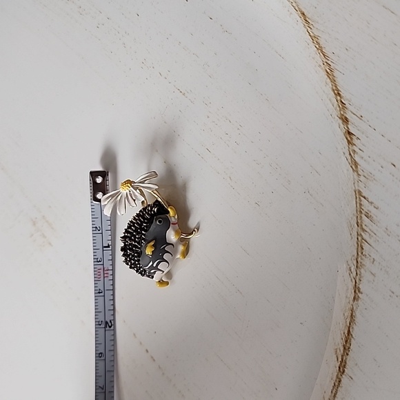 HEDGEHOG With Daisy Umbrella Brooch Grey  CUTENESS BRG - Picture 4 of 4